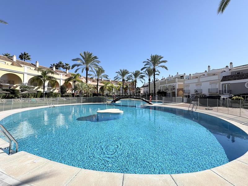 Foto 68d36b80-bf74-4cf4-881b-98dfcf488c17. Maison jumelée avec parking piscine dans bahía de Marbella Marbella