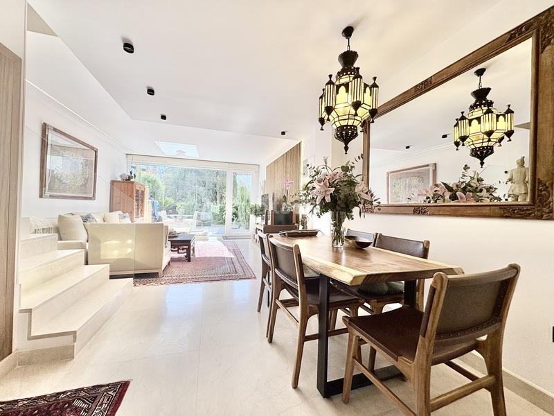 Foto 791b17fa-b233-4fb1-bddd-7568d8f82990. Maison jumelée avec parking piscine dans bahía de Marbella Marbella