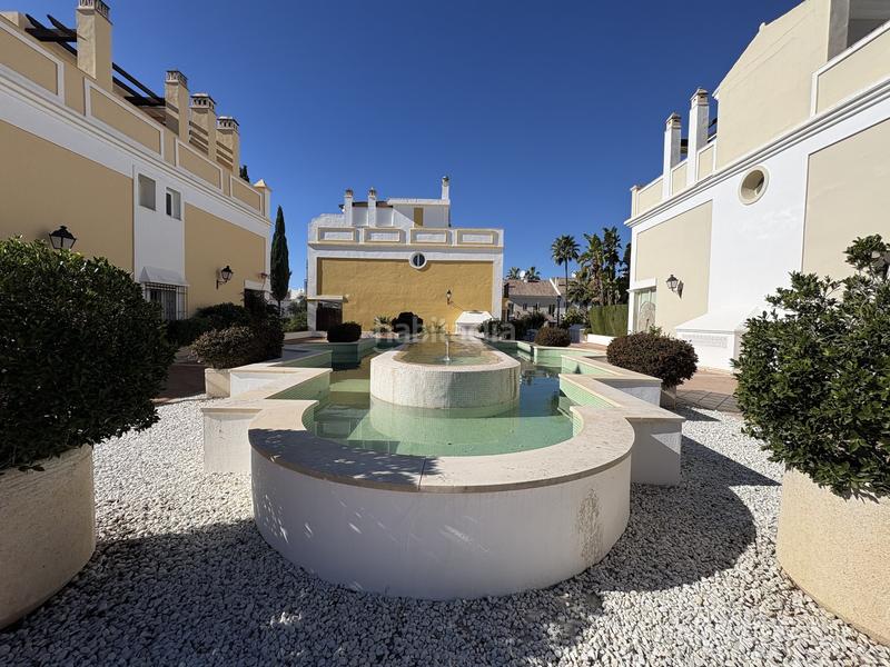 Foto 86c3e62c-b419-4e2c-834b-93780a2e81a6. Maison jumelée avec parking piscine dans bahía de Marbella Marbella