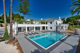 Casa en Nueva Atalaya. Majestuosa mansión de 10 dormitorios con casa de invitados en nu