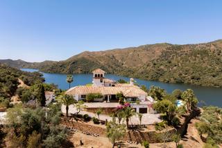 Maison à Istán. Exclusiva finca andaluza junto al lago cerca de marbella