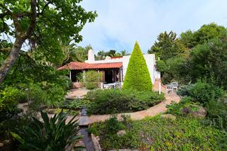 Chalet in Santa Eulària des Riu. Fantástica villa con vistas verdes cerca de la playa de cala nov