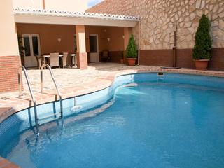 Casa aparellada a Centro. Hermosa casa con piscina en excelente ubicación en antequera