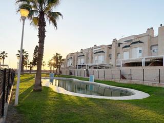 Doppelhaus in El Toyo. Tríplex exclusivo en retamar  1 línea de playa 224 m con garaje