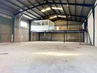 Fabrikhalle in Viator. Nave industrial de 360 m2  90 m2 de altillo en viator