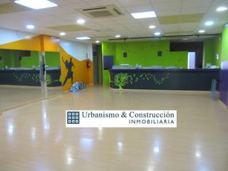 Local Comercial a La Moreria. Local de 150 m2 con entrada principal a una calle céntrica, con