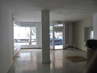Location Local commercial à El Perchel. Pleno centro. calle comercial estupendo local de 98 m2 ideal pa
