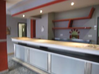 Lloguer Local Comercial a Plaza de Toros. Local de antiguo bar, con mucha luz con escaparate de 12 o 13 m2