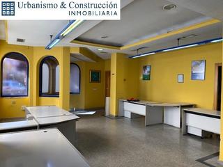 Location Local commercial à Plaza de la constitucion 19. Estupendo local en alquiler en pleno centro