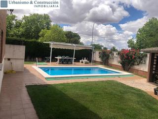 Casa bifamiliare in Ciudad Jardín. Estupendo pareado en venta