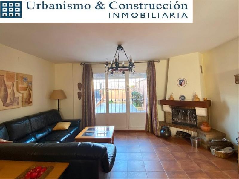 Foto b218eb76-2e64-444f-983e-b566082cf157. Casa a schiera con camino riscaldamento parcheggio in Ciudad Real