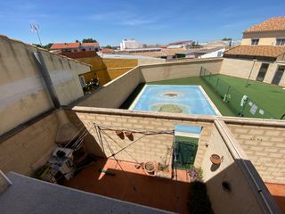 Reihenhaus in Carrión de Calatrava. Adosado en venta con piscina y garaje