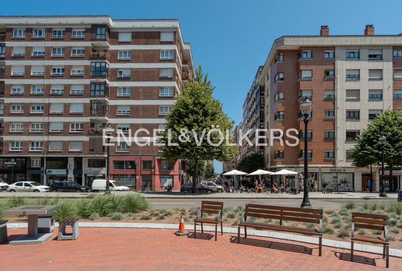 Foto f806a486-76b5-4699-bf1d-76b2c9b6eaf2. Apartamento luminoso piso en edificio continental con garaje opcional en Gijón