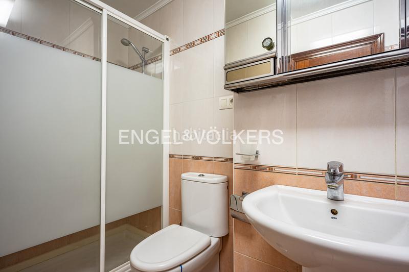 Foto 3e188319-1e29-4506-bf01-fb923ef75bb5. Apartamento luminoso piso con altura junto a la playa de san lorenzo. en Gijón