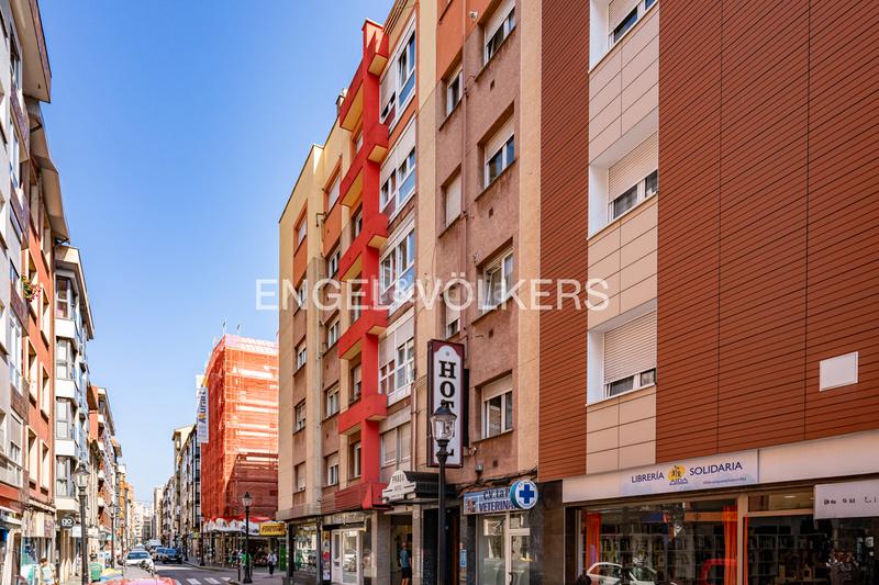 Foto 5ab8d388-b283-4cfe-9ecd-85979a910a44. Apartamento luminoso piso con altura junto a la playa de san lorenzo. en Gijón