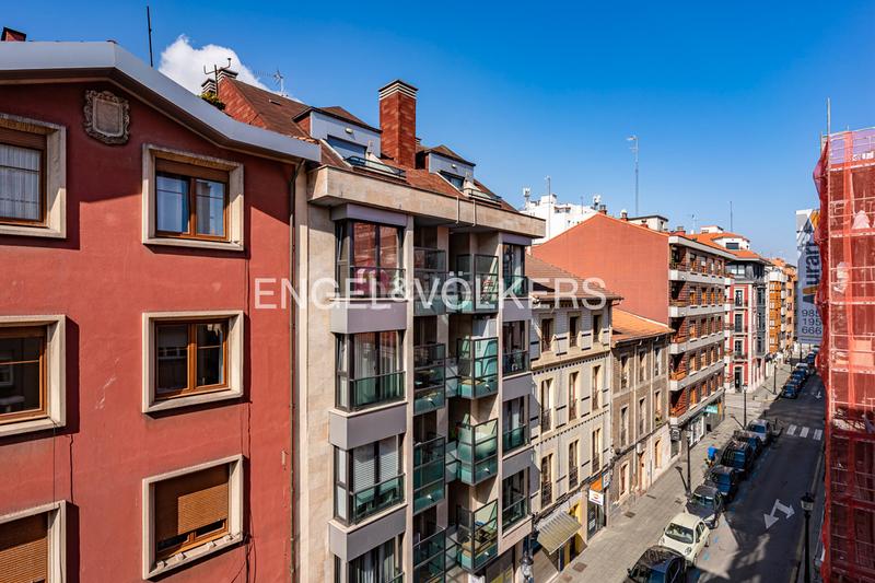 Foto c84c3e31-fba3-478b-a3a5-0cec2b9c6dea. Apartamento luminoso piso con altura junto a la playa de san lorenzo. en Gijón