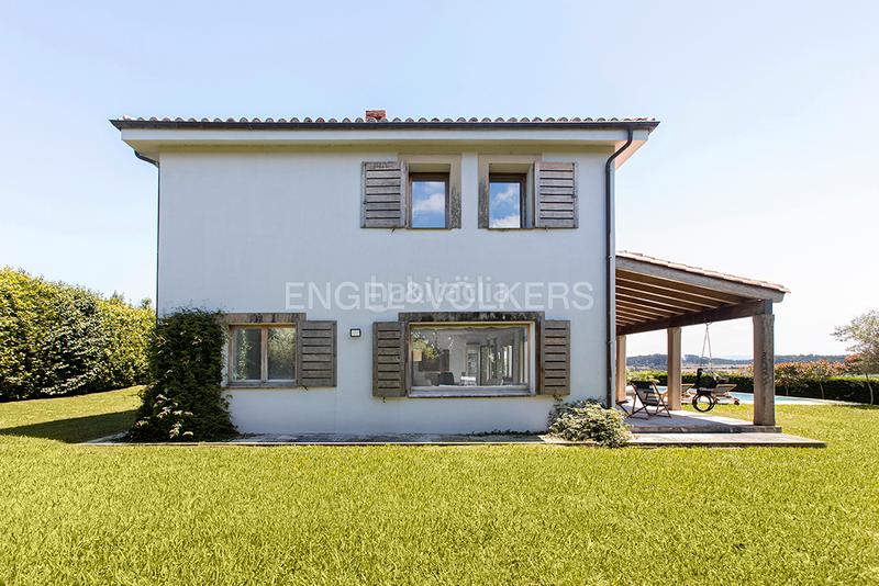 Foto 3ab22b64-fd15-4166-8c56-a85378b36cf1. Casa exclusiva y encantadora casa con gran porcheypiscina en luanco en Gozón