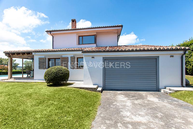 Foto 8d4d4019-c1cb-42ba-a657-5d2ca9aa6cc5. Casa exclusiva y encantadora casa con gran porcheypiscina en luanco en Gozón