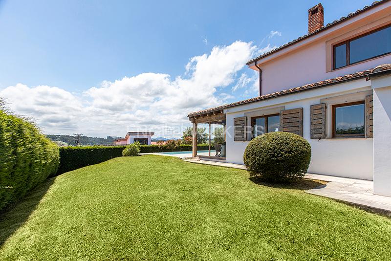 Foto bd10c9ac-3111-49a2-b0f4-1bdc898a54ba. Casa exclusiva y encantadora casa con gran porcheypiscina en luanco en Gozón