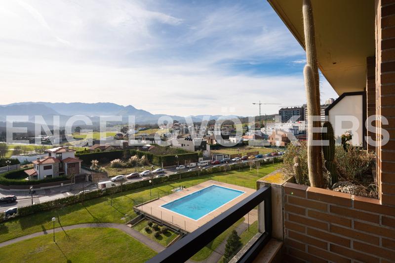 Foto 69b42264-2d23-45a3-950a-22a68154e67e. Ático  dúplex en urbanización con piscina, con dos terrazas, dos garajes y dos trasteros y espectaculares vistas al aramo. en Oviedo