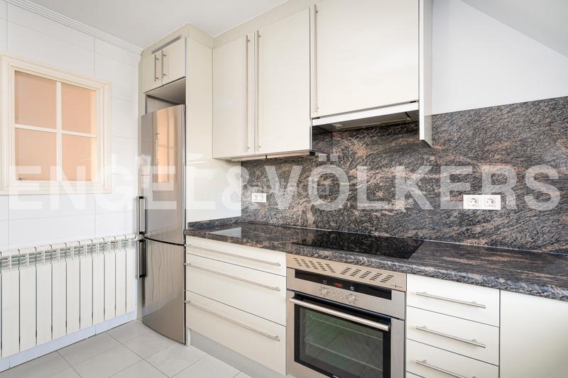 Foto 78220d93-7b11-45e8-9951-69cfc5f4a43c. Ático  dúplex en urbanización con piscina, con dos terrazas, dos garajes y dos trasteros y espectaculares vistas al aramo. en Oviedo