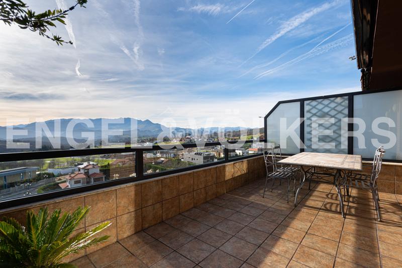 Foto 86f1fac9-cd42-4930-b12e-b3e8b1f7ae63. Ático  dúplex en urbanización con piscina, con dos terrazas, dos garajes y dos trasteros y espectaculares vistas al aramo. en Oviedo