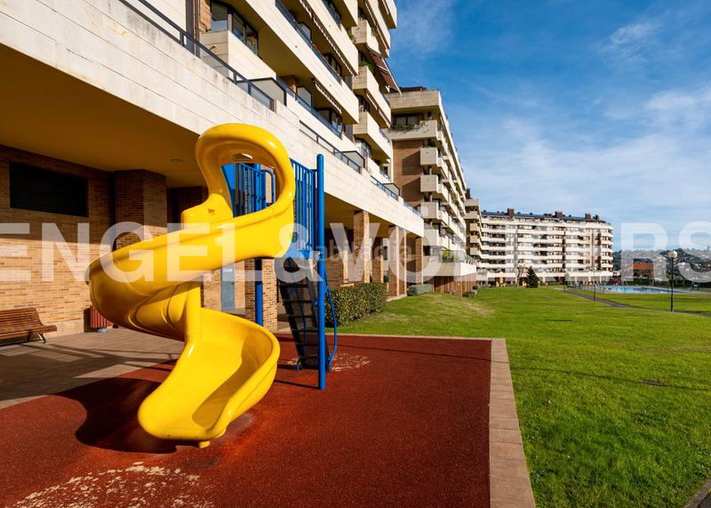 Foto 943f95df-159f-4a13-abf0-a305e1283d73. Ático  dúplex en urbanización con piscina, con dos terrazas, dos garajes y dos trasteros y espectaculares vistas al aramo. en Oviedo
