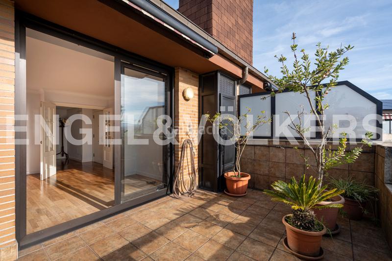 Foto 9b8cec7e-7889-422f-a2f6-ed5eae4e92da. Ático  dúplex en urbanización con piscina, con dos terrazas, dos garajes y dos trasteros y espectaculares vistas al aramo. en Oviedo