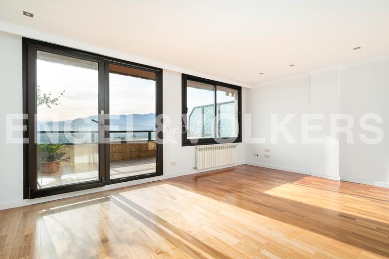 Foto a75a1e77-4e72-4869-9f32-ec26172ea08d. Ático  dúplex en urbanización con piscina, con dos terrazas, dos garajes y dos trasteros y espectaculares vistas al aramo. en Oviedo