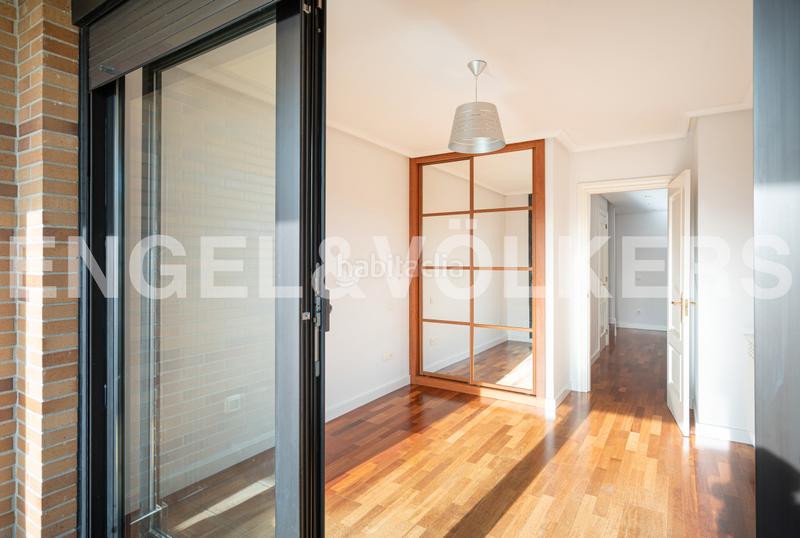 Foto dd59850d-5da9-412f-b744-d1b33672c23d. Ático  dúplex en urbanización con piscina, con dos terrazas, dos garajes y dos trasteros y espectaculares vistas al aramo. en Oviedo