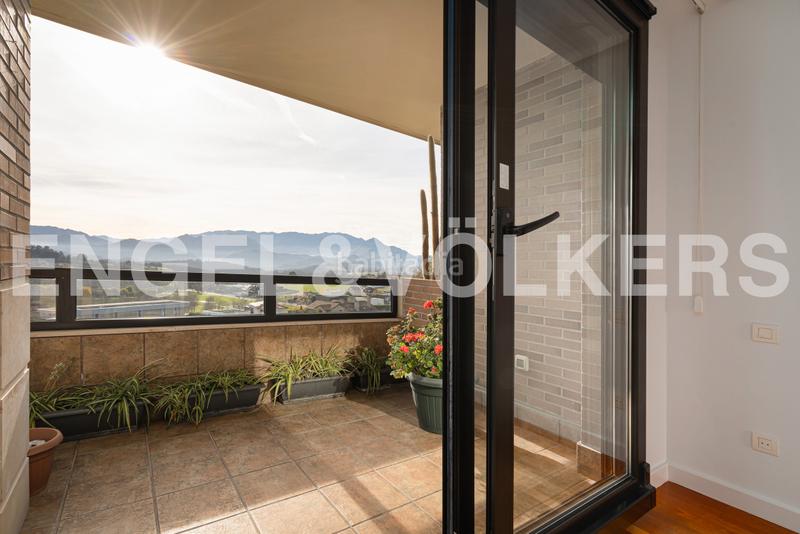 Foto dedf3026-5bd7-4135-b220-b339e66b154d. Ático  dúplex en urbanización con piscina, con dos terrazas, dos garajes y dos trasteros y espectaculares vistas al aramo. en Oviedo