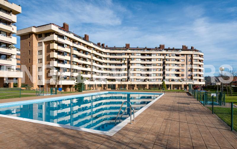Foto e34ce31c-0a28-411d-90a0-d536e3d6e158. Ático  dúplex en urbanización con piscina, con dos terrazas, dos garajes y dos trasteros y espectaculares vistas al aramo. en Oviedo