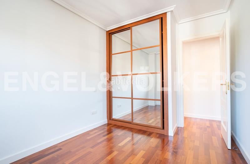 Foto e46d8e5e-c0e9-492a-8f77-1f89a31e11d2. Ático  dúplex en urbanización con piscina, con dos terrazas, dos garajes y dos trasteros y espectaculares vistas al aramo. en Oviedo