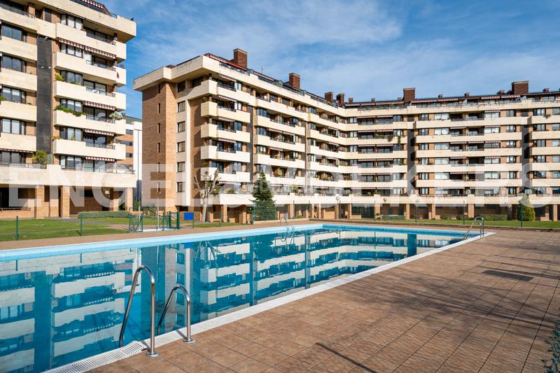 Foto eb84bdc7-e6e8-4c5c-8d3f-a7ac70ab6f07. Ático  dúplex en urbanización con piscina, con dos terrazas, dos garajes y dos trasteros y espectaculares vistas al aramo. en Oviedo