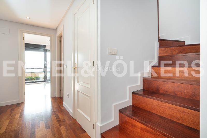 Foto fbd2da68-4a65-48fb-bbe3-646b73743984. Ático  dúplex en urbanización con piscina, con dos terrazas, dos garajes y dos trasteros y espectaculares vistas al aramo. en Oviedo