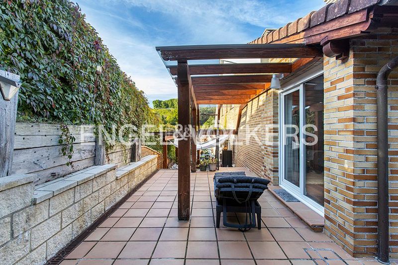 Foto 1d04f60c-5c57-48b6-ad0f-62285640b546. Casa amb calefacció aparcament a Somió Gijón