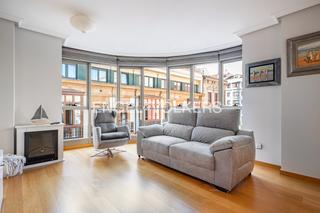 Appartement à Centro. Impecable y luminosa vivienda con vistas al paseo de begoña