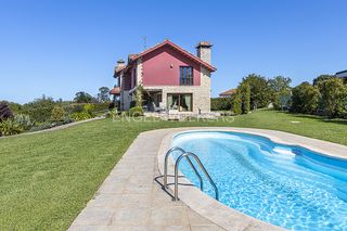 Maison à Cabueñes. Magnífico chalet con  piscina y vistas