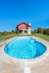 Casa a Cabueñes. Magnífico chalet con  piscina y vistas