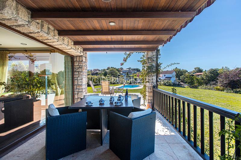 Foto ce95e91b-fd9c-4a2a-81f6-ea54c8a86e85. Casa amb calefacció aparcament piscina a Cabueñes Gijón