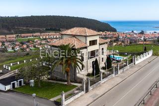 Casa a Ribadesella. Excelente ubicación, piscina y vistas al mar