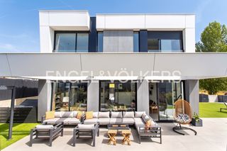 Haus in La Fresneda. Chalet único de joaquín torres acero listo para entrar a vivir e