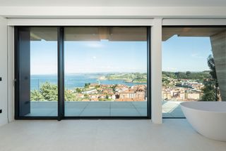 Casa a Luanco-Aramar-Antromero. Exclusividad, diseño y vistas al mar en urbanización privada