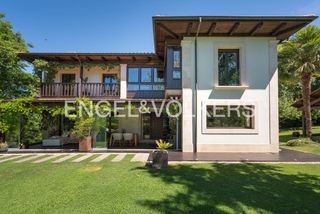 Casa a Nava. Espectacular casa de diseño con vistas a peñamayor y una finca d