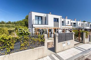 Casa a Noreña. Impecable chalet de esquina, con máxima eficiencia energética en