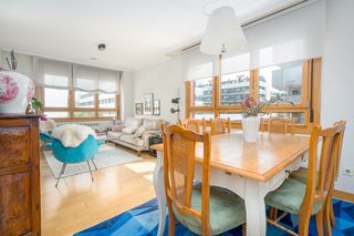 Flat in Viesques. Luminoso piso en esquina junto parque fluvial con plaza de garaj