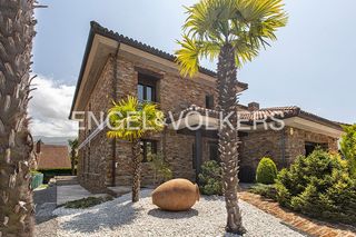 Casa a Colunga. Elegante chalet a 1,4 km de la playa de la griega
