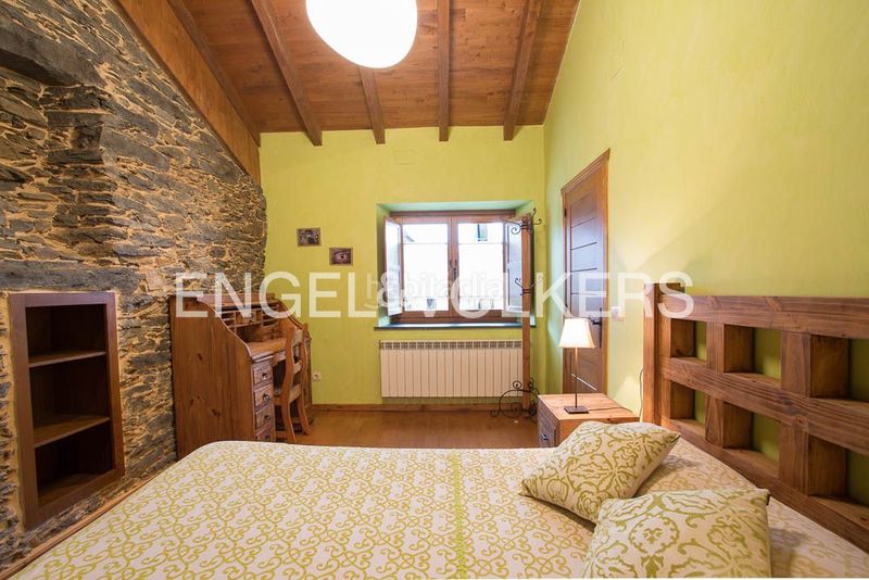 Foto 2a03d98a-7e26-4c4d-a726-f22a8f414088. Casa amb calefacció aparcament a Valdés