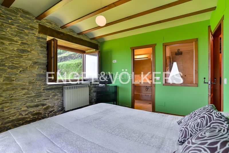 Foto c32d092e-8a34-49ad-9d73-c7341ee86232. Casa amb calefacció aparcament a Valdés