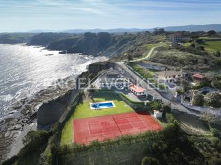 Casa in Somió. Casa en acantilado con espectaculares vistas al mar